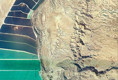 שטח ארץ קטן מכיל מספר נכבד של ערכי טבע: משקעים בוהקים של אגם הלשון, שהשתרע בעבר מהכנרת ועד חצבה (משמאל), הר סדום, הרשת המסועפת של נחל פרצים, ומצוק "העתק הבקע" (במרכז) על שפע הערוצים והקניונים